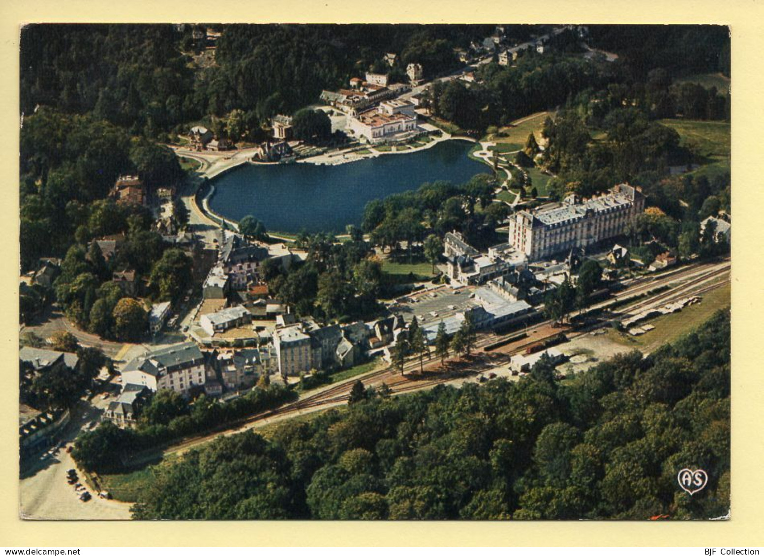 61. BAGNOLES-DE-L'ORNE – Vue D'ensemble Du Casino Du Lac Et Les Hôtels / Vue Aérienne (voir Scan Recto/verso) - Bagnoles De L'Orne