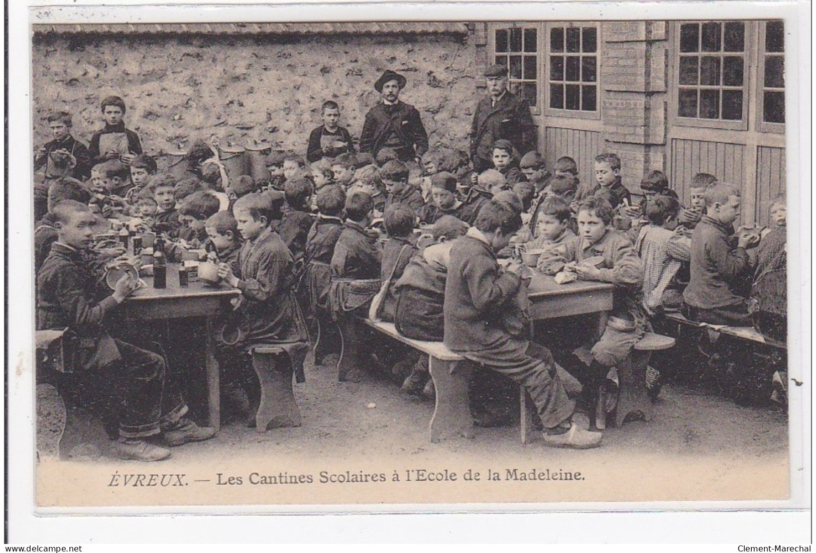 EVREUX : Les Cantines Scolaires à L'école De La Madeleine - Très Bon état - Evreux