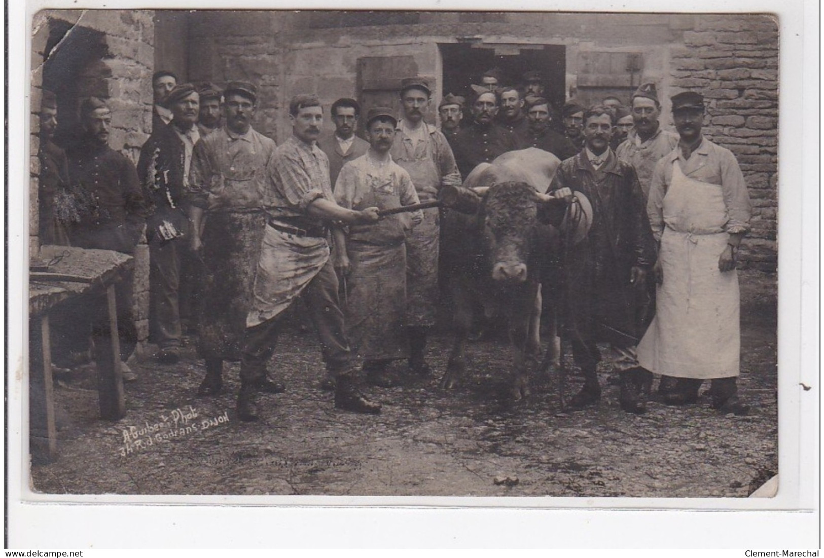 DIJON (environs) : Carte Photo D'un Abattoir (militaires) - Bon état (un Coin Plié) - Dijon