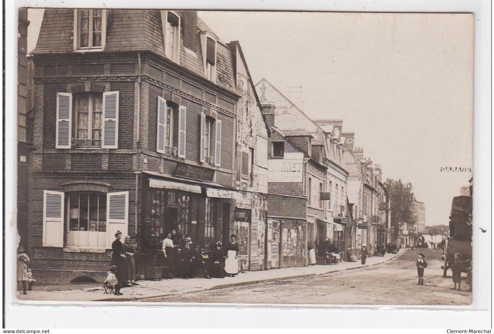 TROUVILLE : Carte Photo D'une Rue Avec Commerce - Route De Pont L'Evêque - Très Bon état - Trouville