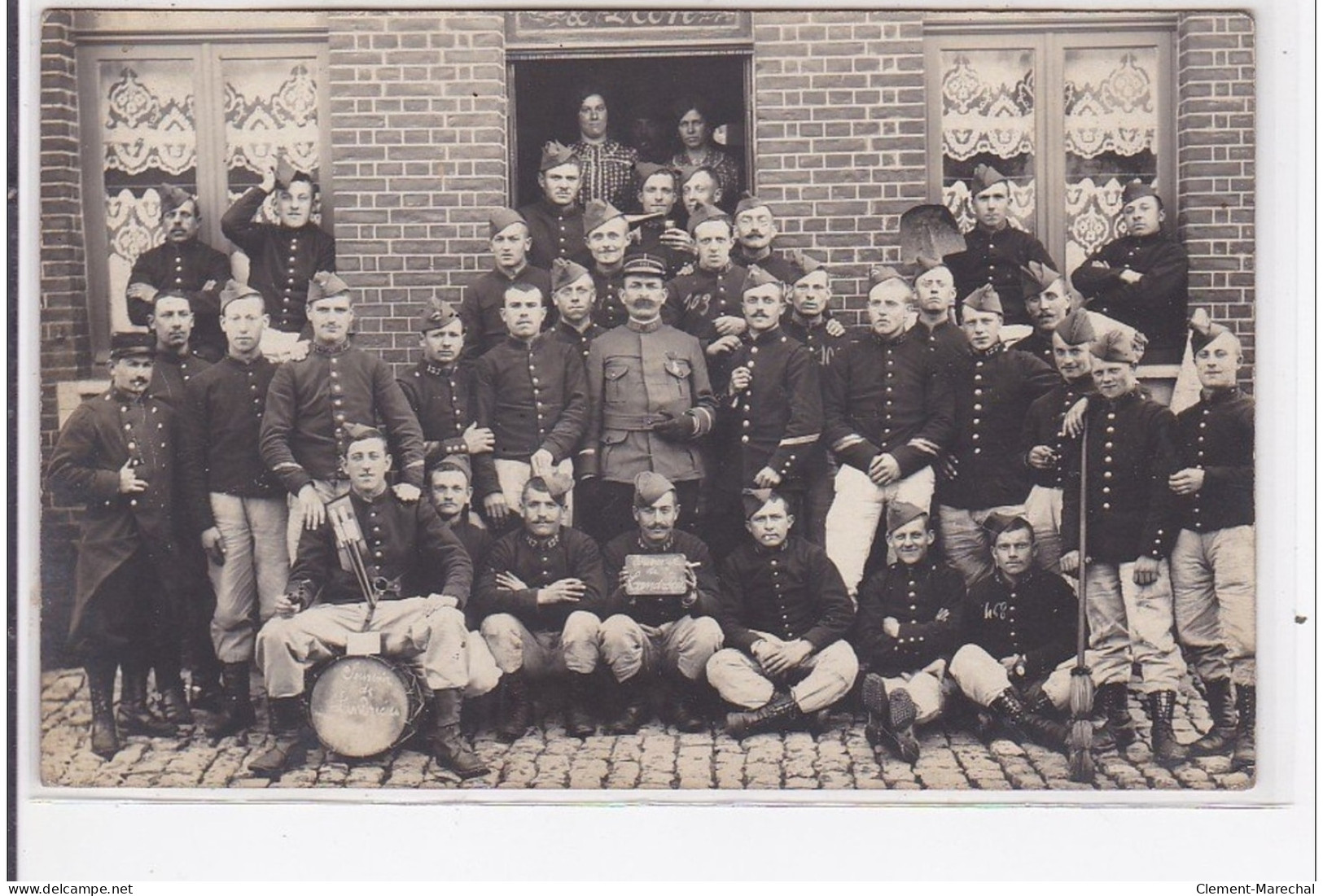 LANDRECIES : Carte Photo De Militaires Devant Un Café - Très Bon état - Landrecies