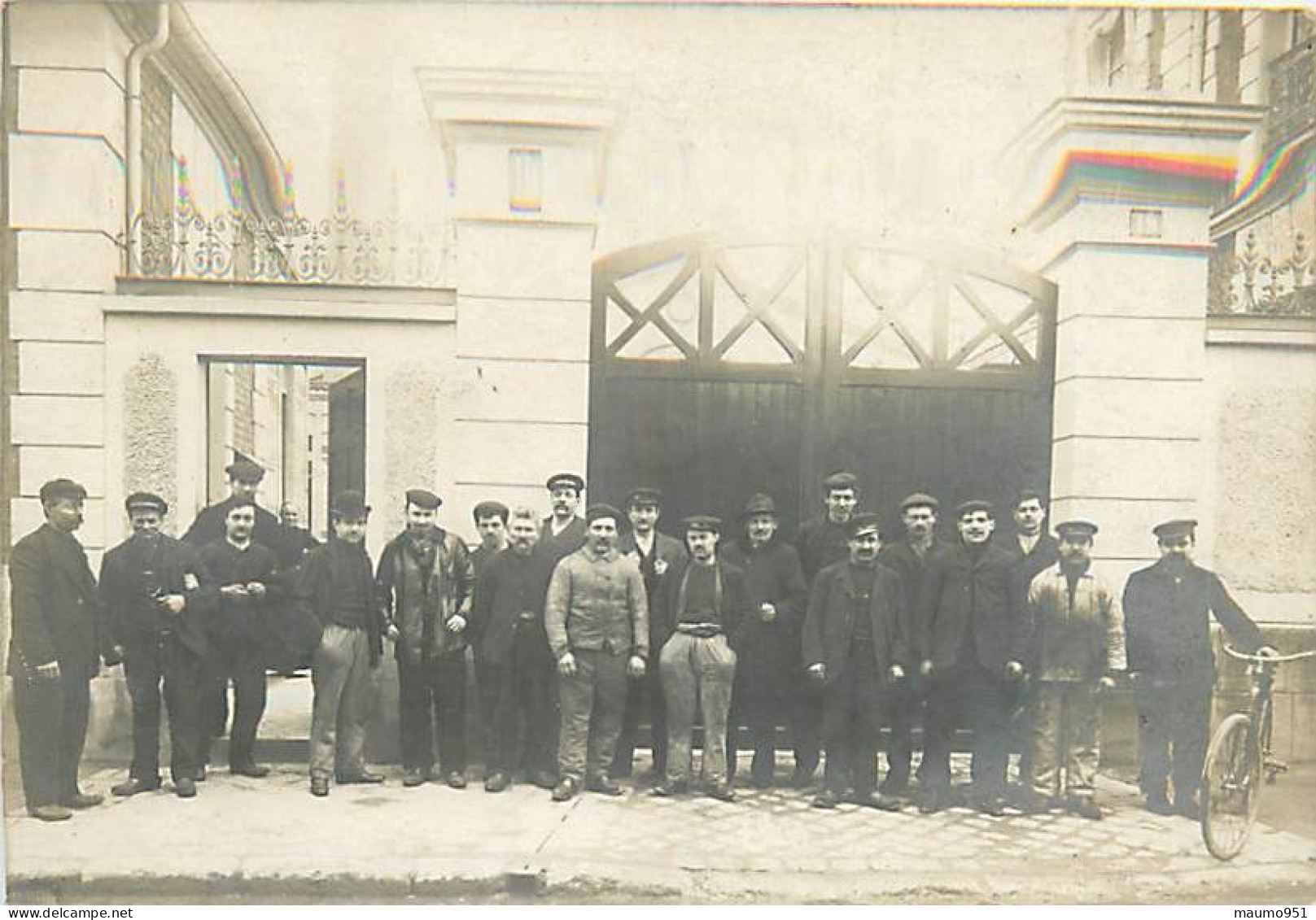 CARTE PHOTO - LES OUVRIERS DEVANT LA PORTE D'ENTREE DE L'ENTREPRISE - Industrial