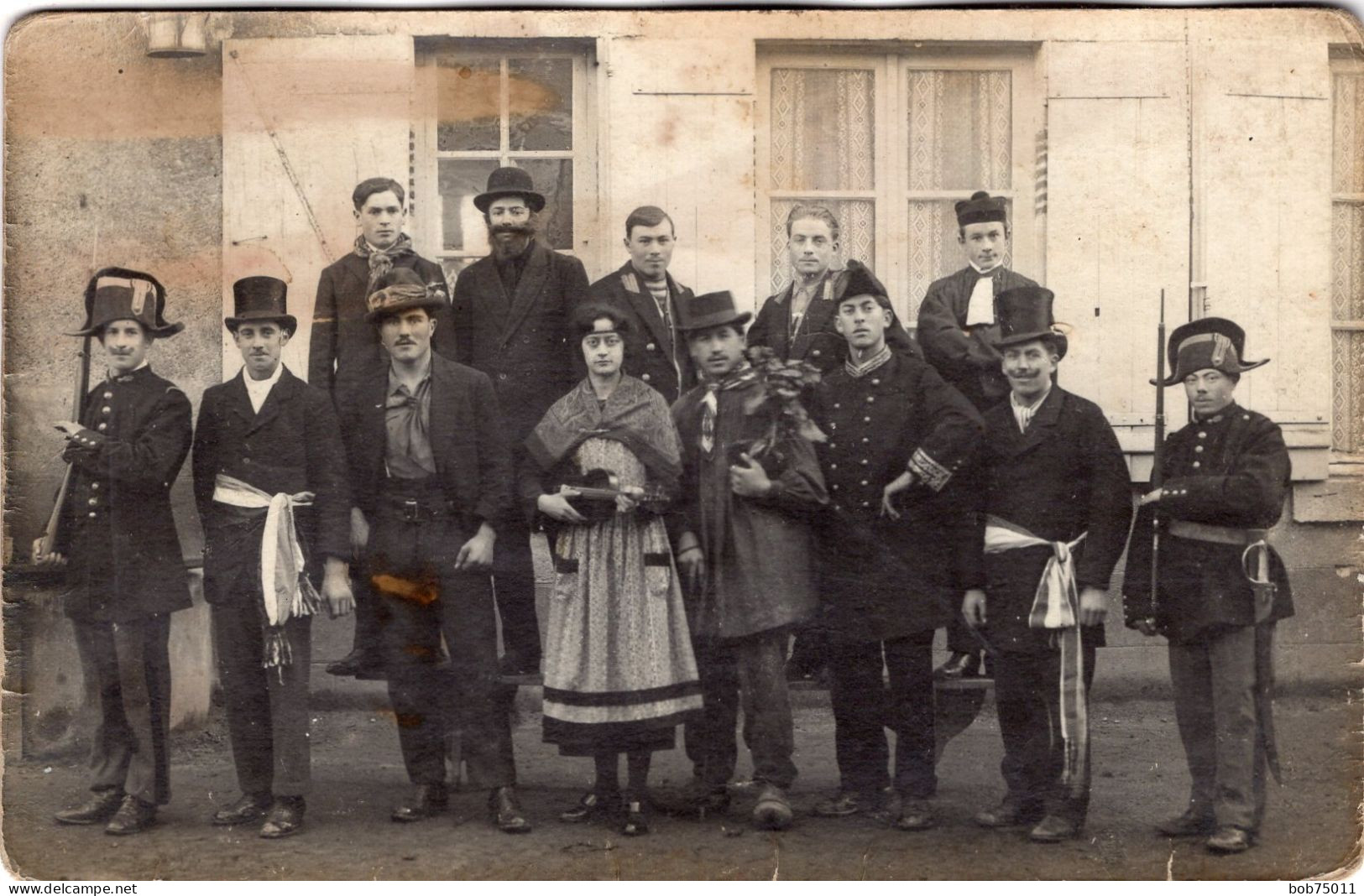 Carte Photo De Jeune Garcon Déguisé Posant Dans La Cour De Leurs école Vers 1930 - Personnes Anonymes