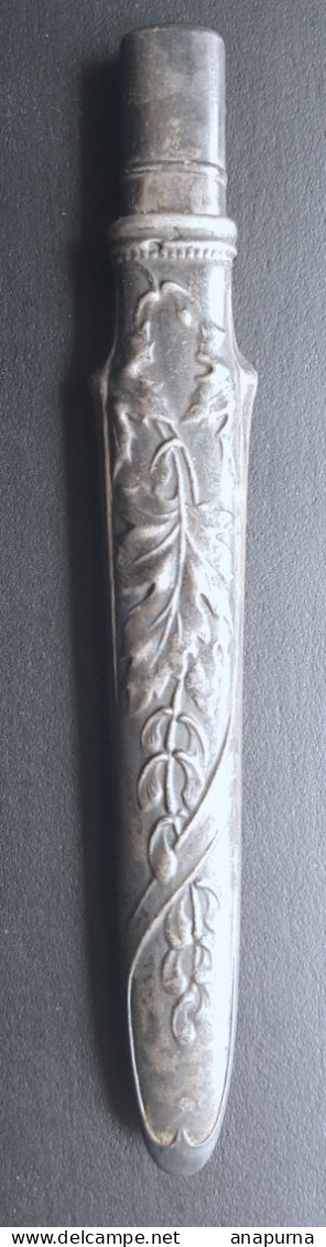 Ancien Porte CRAYON Papier, Etui En Métal Ouvragé Avec Patine Noire Signe D'un Composé à Base D'argent - Schreibgerät