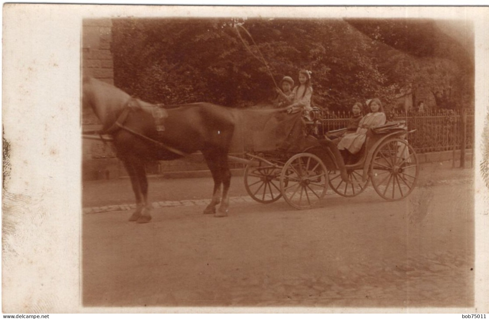 Carte Photo De Trois Jeune Fille élégante Avec Un Jeune Garcon Dans Une Calèche Devant Leurs Maison Vers 1905 - Personnes Anonymes