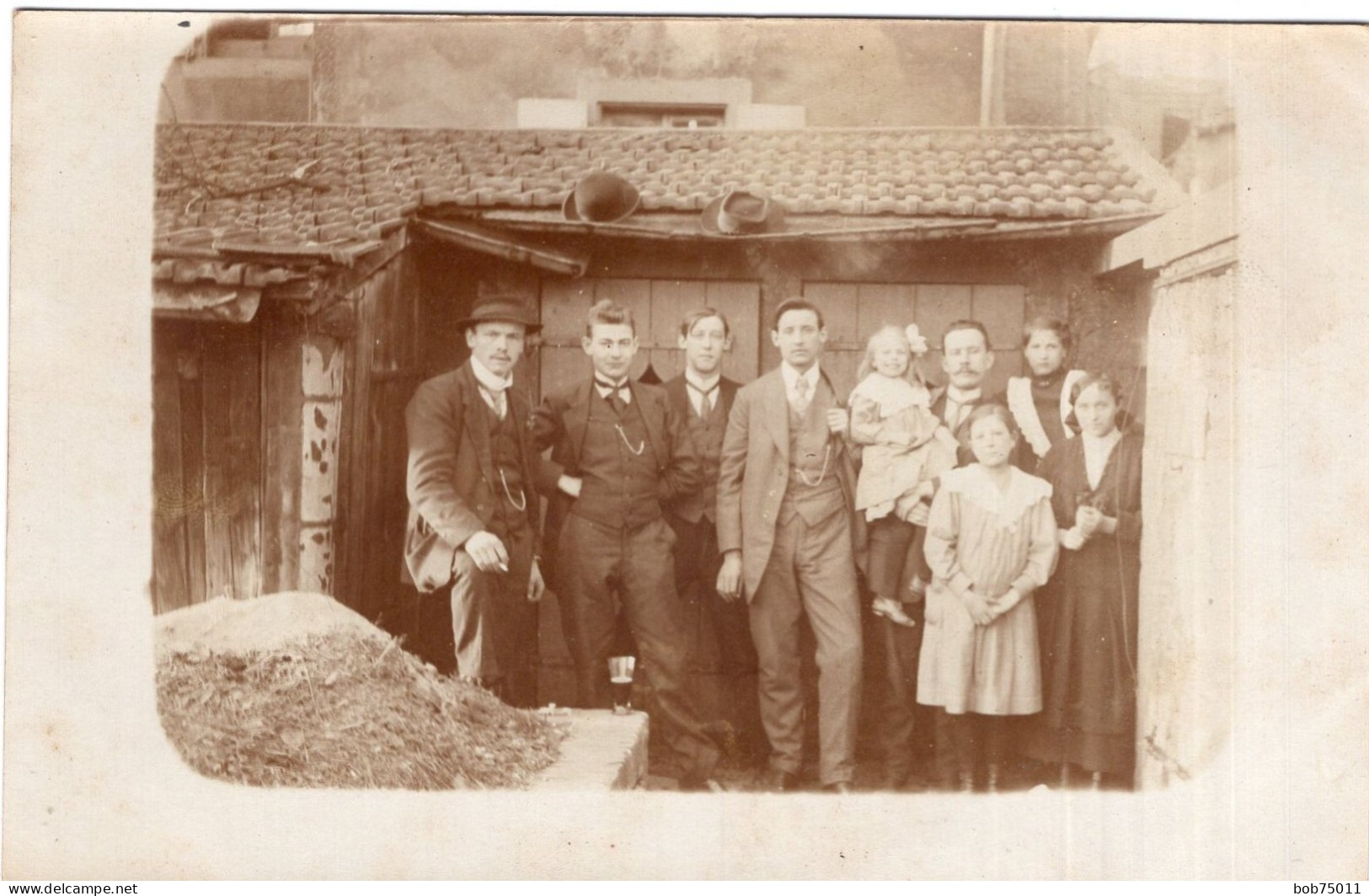 Carte Photo D'une Famille élégante Avec Deux Chapeau Sur Le Toit Posant Dans La Cour De Leurs Maison Vers 1910 - Personnes Anonymes