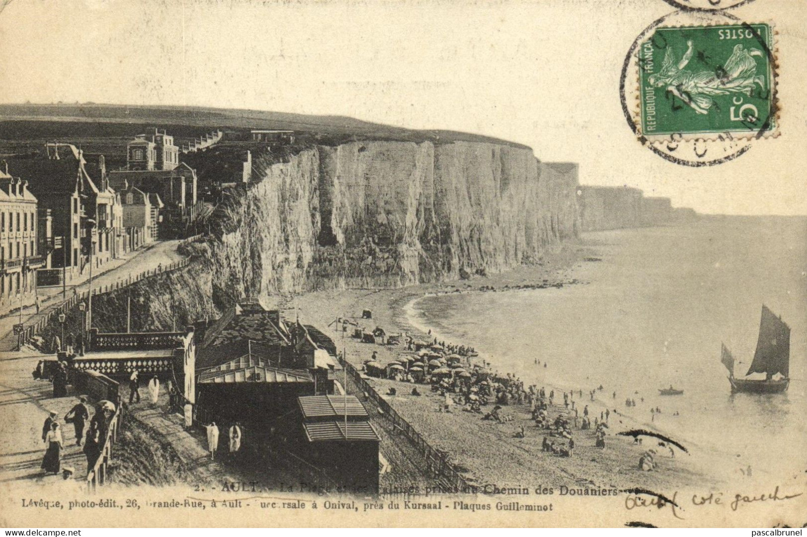 AULT - LA PLAGE ET LES FALAISES PRISES DU CHEMIN DES DOUANIERS - Ault