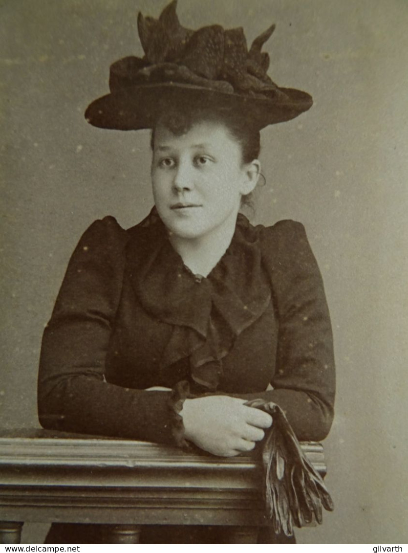 Photo CDV Laporte à Mourmelon Le Grand  Albertine Portalis (1872-1902) Portant Un Grand Chapeau CA 1890-95 - L679A - Anciennes (Av. 1900)