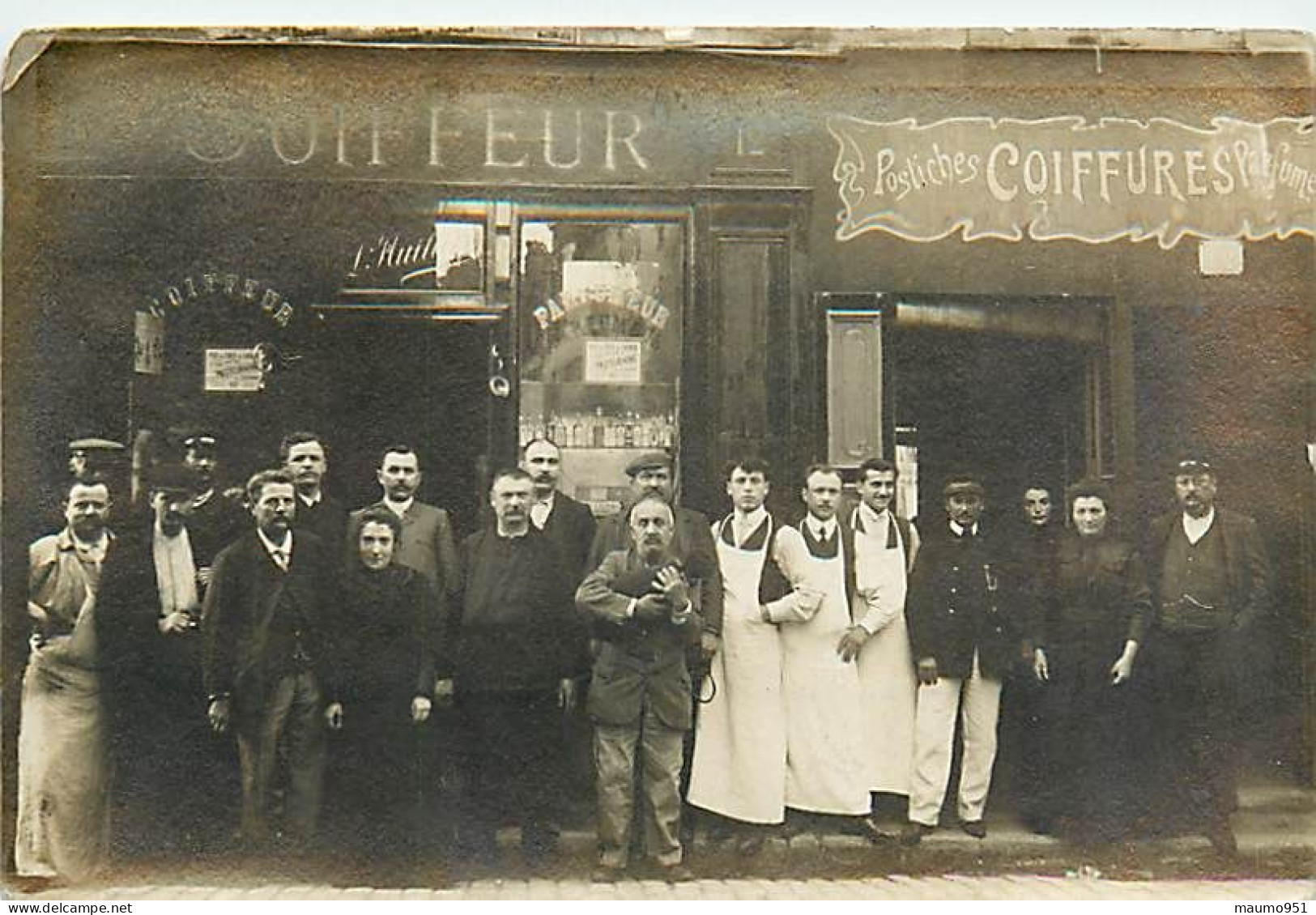 PHOTO DE GROUPE DEVANT LES COMMERCES COIFFEUR ET POSTICHES COIFFURES PARFUME - Autres & Non Classés