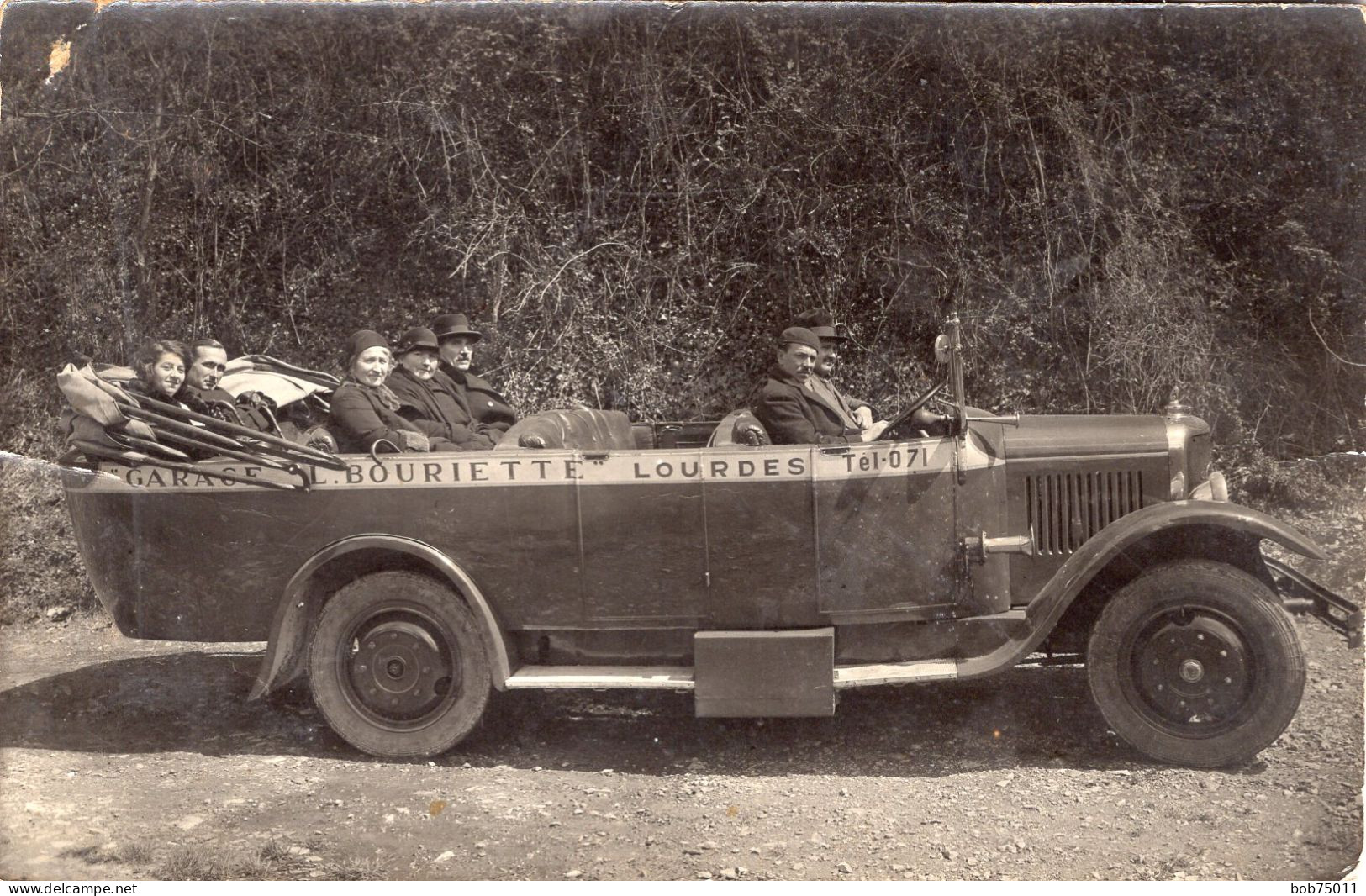 Carte Photo D'hommes Et De Femmes Dans Un Car Qui Appartient Au Garage L  . Bouriette A Lourde En 1932 - Personnes Anonymes