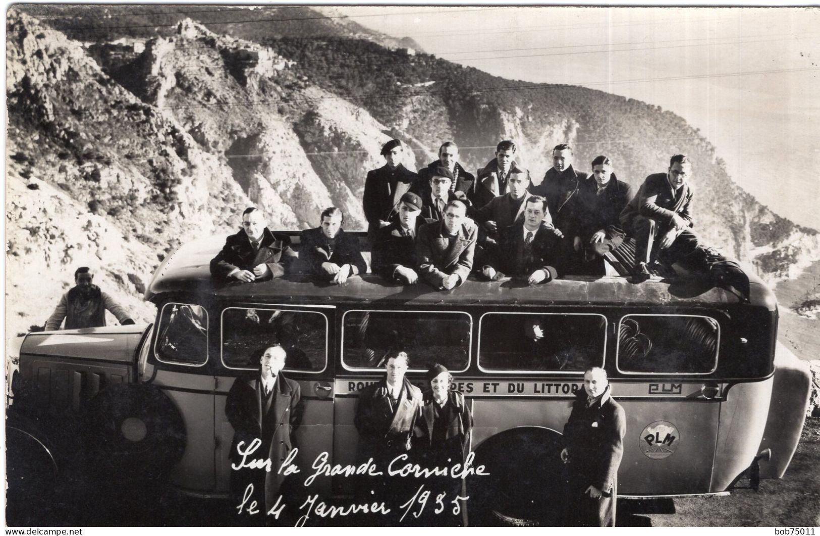 Carte Photo D'une Femme élégante Avec Des Hommes Posant Avec Leurs Car Sur La Grande Corniche En 1935 - Personnes Anonymes