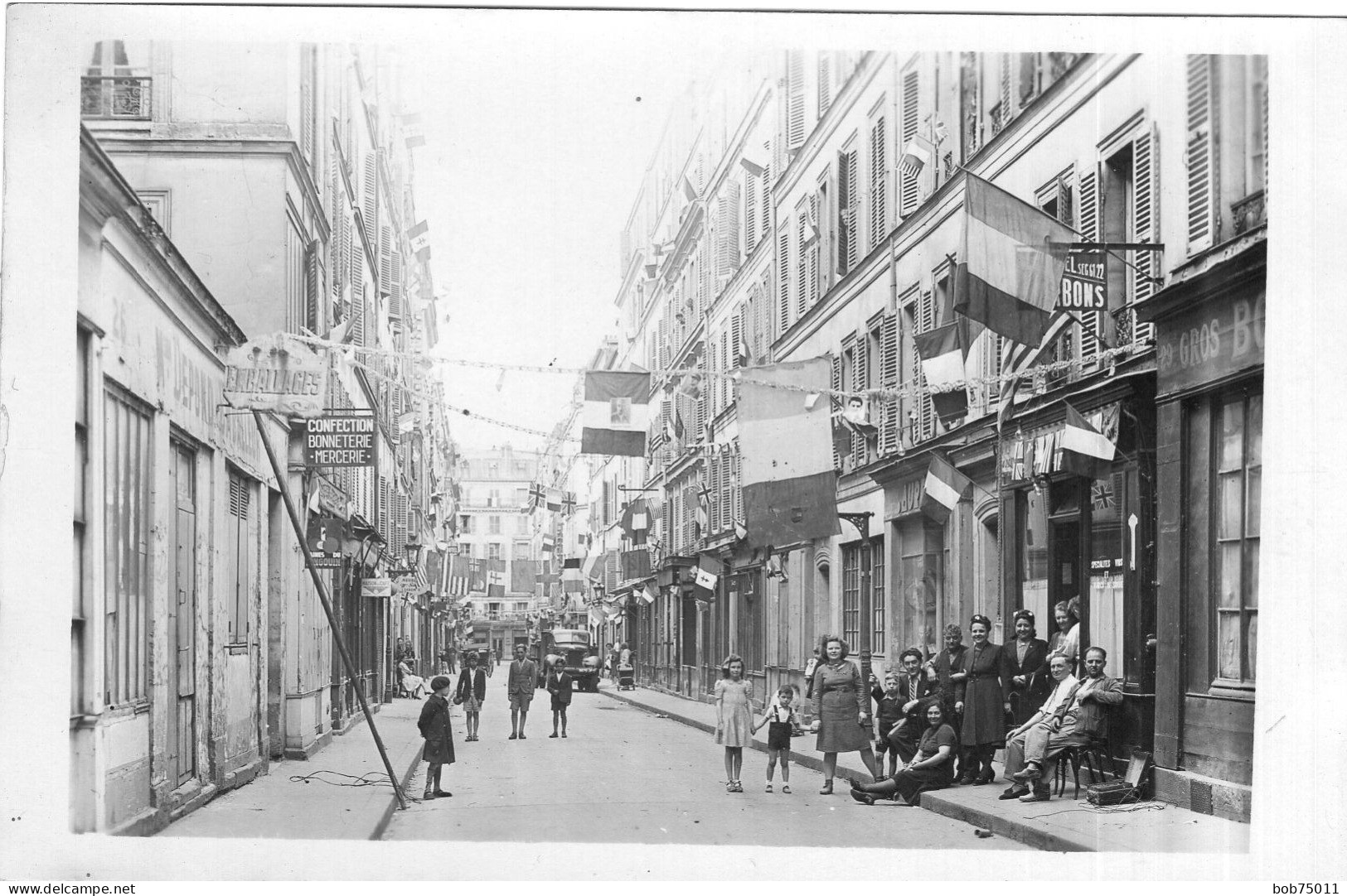 RARE Carte Photo De Femmes , D'hommes Et D'enfant Dans Une Rue Animé  Pour La Libération De Paris En 39-45 - 1939-45