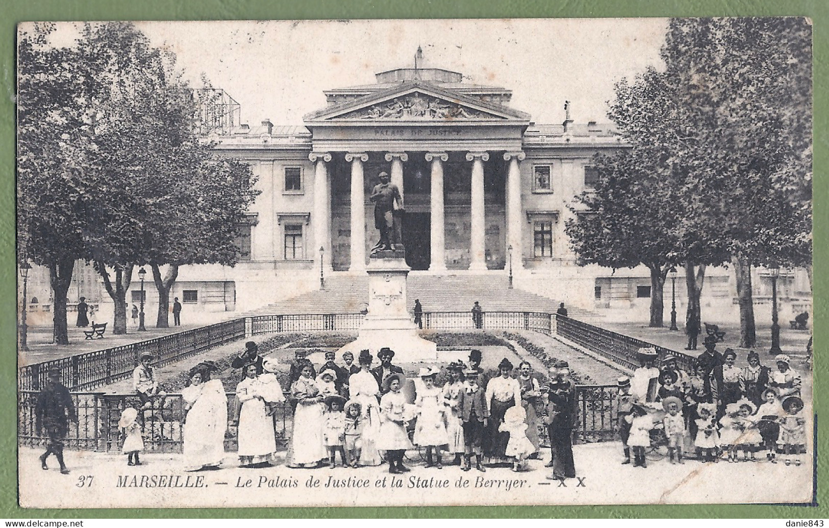 CPA - BOUCHES DU RHONE - MARSEILLE - LE PALAIS DE JUSTICE ET LA STATUE BERRYER - Grosse Animation - Otros Monumentos