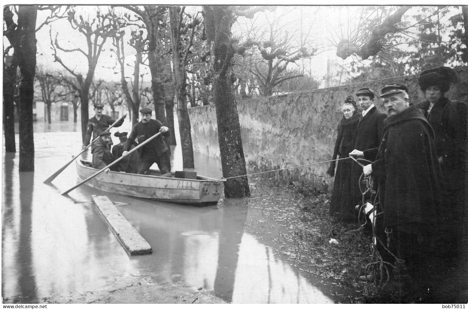 RARE Carte Photo De Femmes élégante Avec Des Hommes Pendant Les Inondation  De  1910 - Persone Identificate