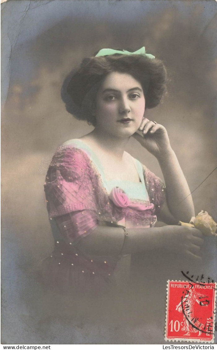 FANTAISIES - Femmes - Femme - Pensive - Tenant Une Fleur Dans Sa Main - Colorisé - Carte Postale Ancienne - Vrouwen