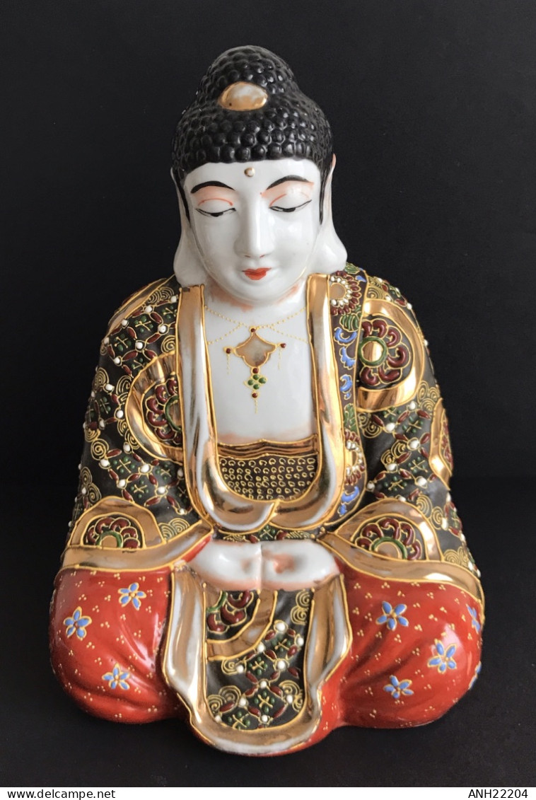 Magnifique Statuette De Bouddha En Porcelaine Satsuma (25,5x18x14 Cm) Finement Décoré, Chine, 1970/1980 - Arte Asiatica