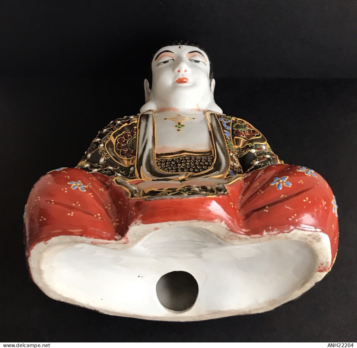 Magnifique Statuette de Bouddha en porcelaine Satsuma (25,5x18x14 cm) finement décoré, Chine, 1970/1980