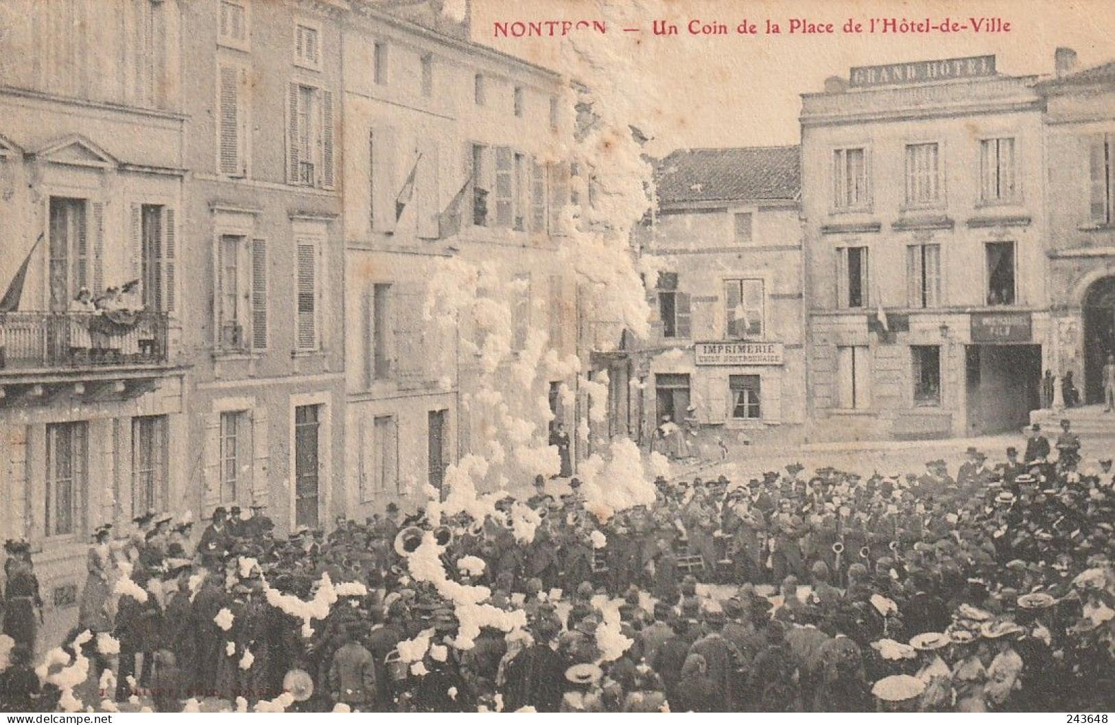 Nontron Un Coin De La Place De L'hôtel De Ville Concert - Nontron