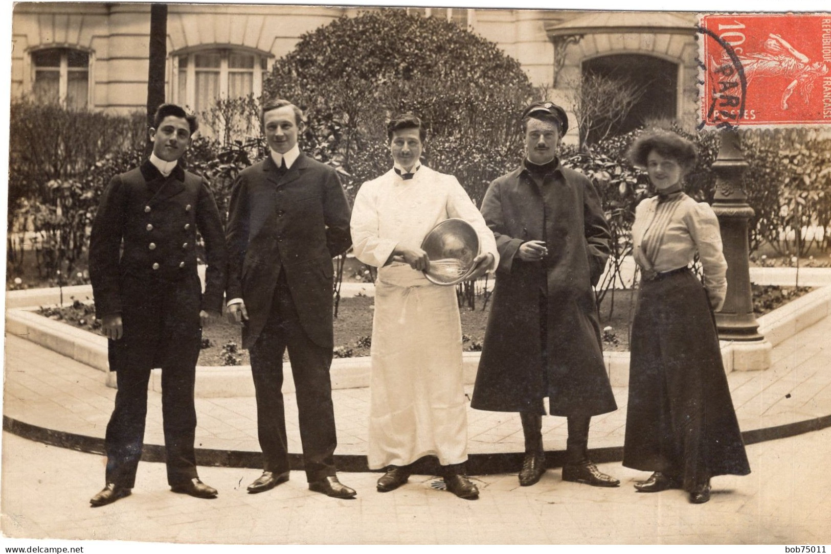 RARE Carte Photo D'employez De Maison Posant Dans La Cour De Leurs Maison De Maitre  A Paris En 1908 - Personnes Identifiées