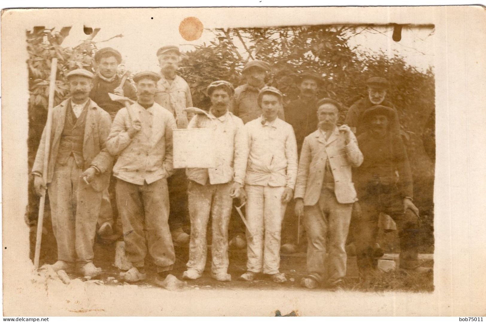 Carte Photo D'hommes ( Des Ouvriers Du Batiment ) Posant Avec Leurs Outils Sur Un  Chantier - Geïdentificeerde Personen