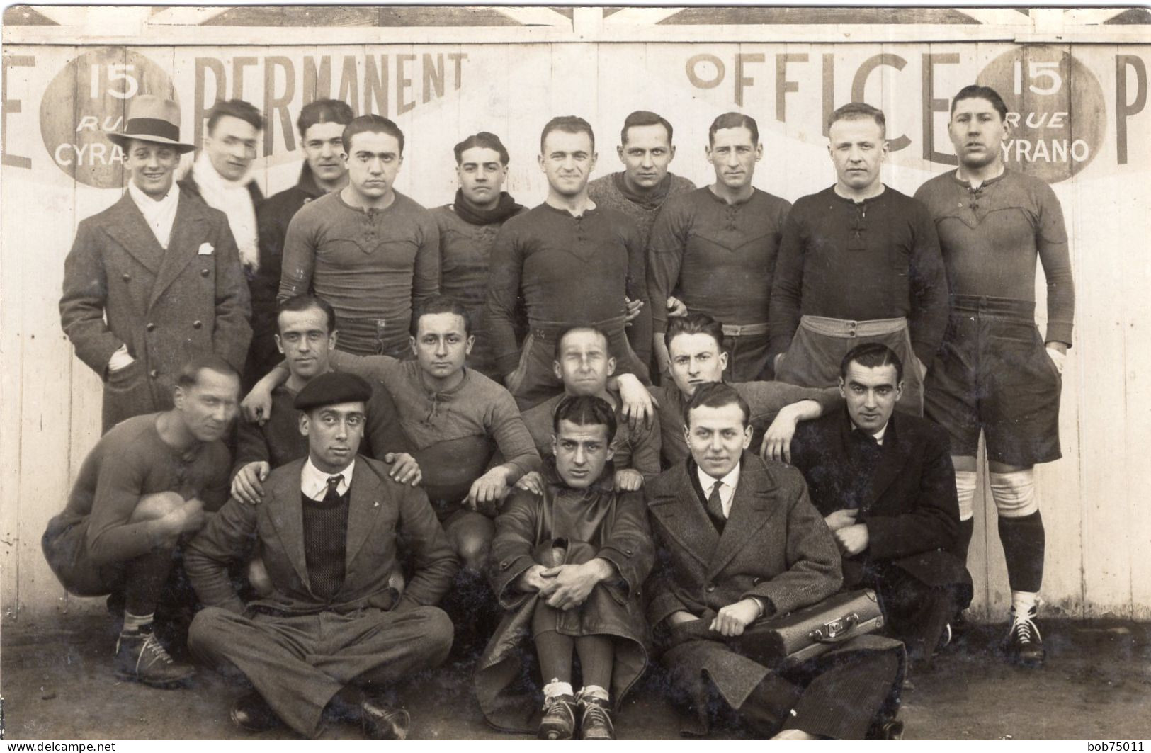 Carte Photo D'hommes ( Une équipe De Foot ) Avec Leurs Entraineur Posant Vers 1930 - Identified Persons