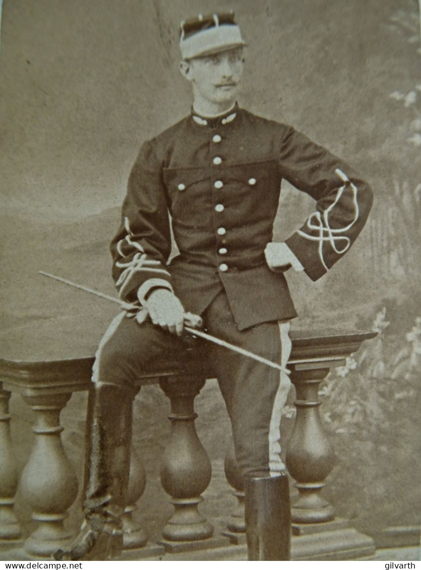 Photo CDV Coué à Saumur Militaire Comte De Girardin S/Lieutenant Infanterie Ecole Cavalerie Tunique Modèle 1882  - L679A - Anciennes (Av. 1900)