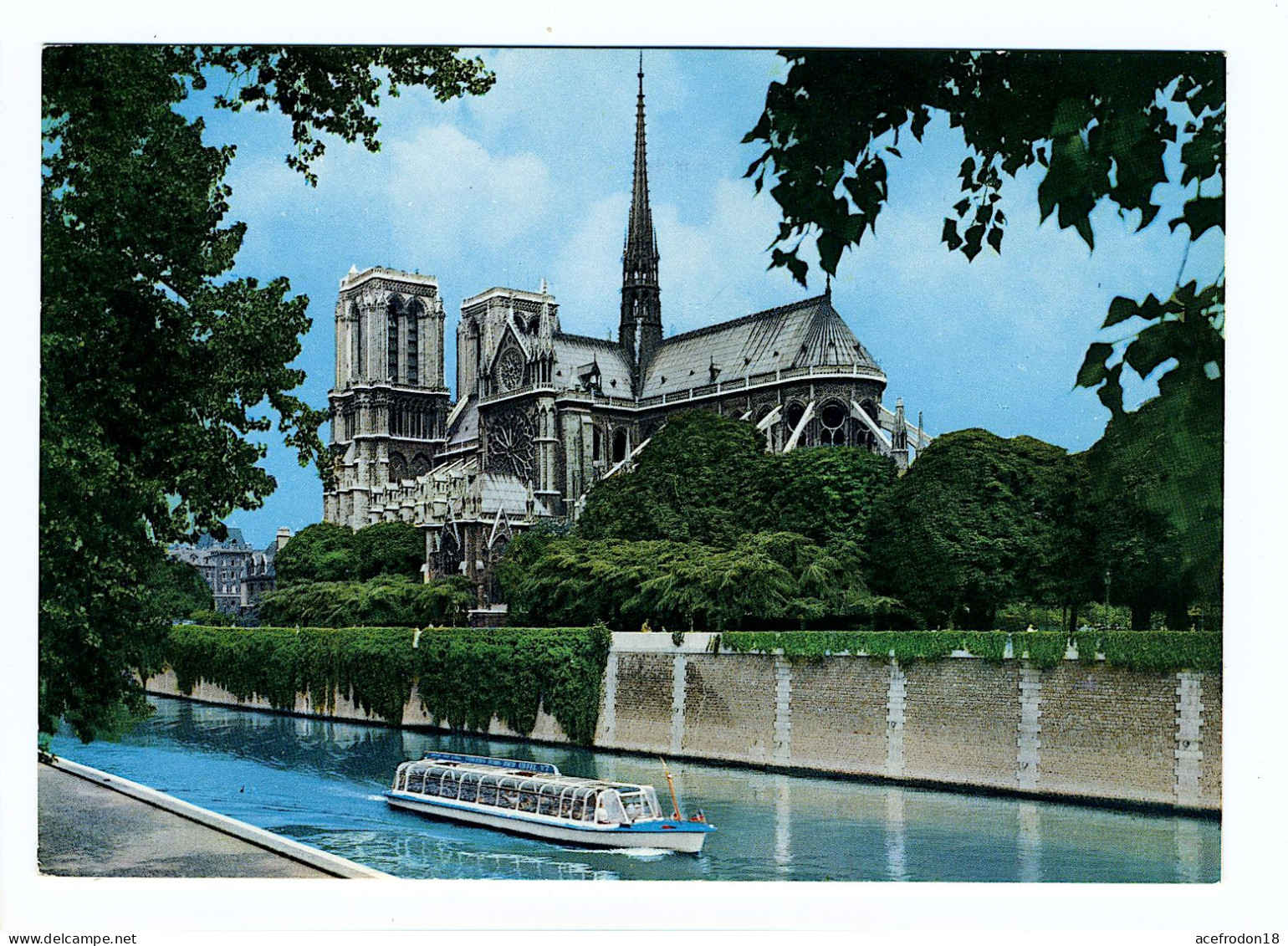 Paris - La Cathédrale Notre-Dame De Paris Et Vedette Sur La Seine - Notre Dame De Paris