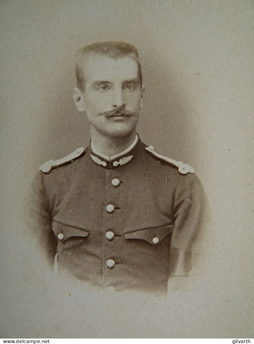 Photo CDV Coué à Saumur Portrait Militaire Officier Infanterie  Ecole Cavalerie Tunique Modèle 1882  - L679A - Anciennes (Av. 1900)