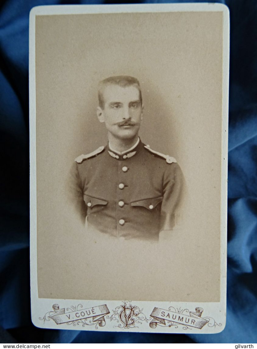 Photo CDV Coué à Saumur Portrait Militaire Officier Infanterie  Ecole Cavalerie Tunique Modèle 1882  - L679A - Anciennes (Av. 1900)