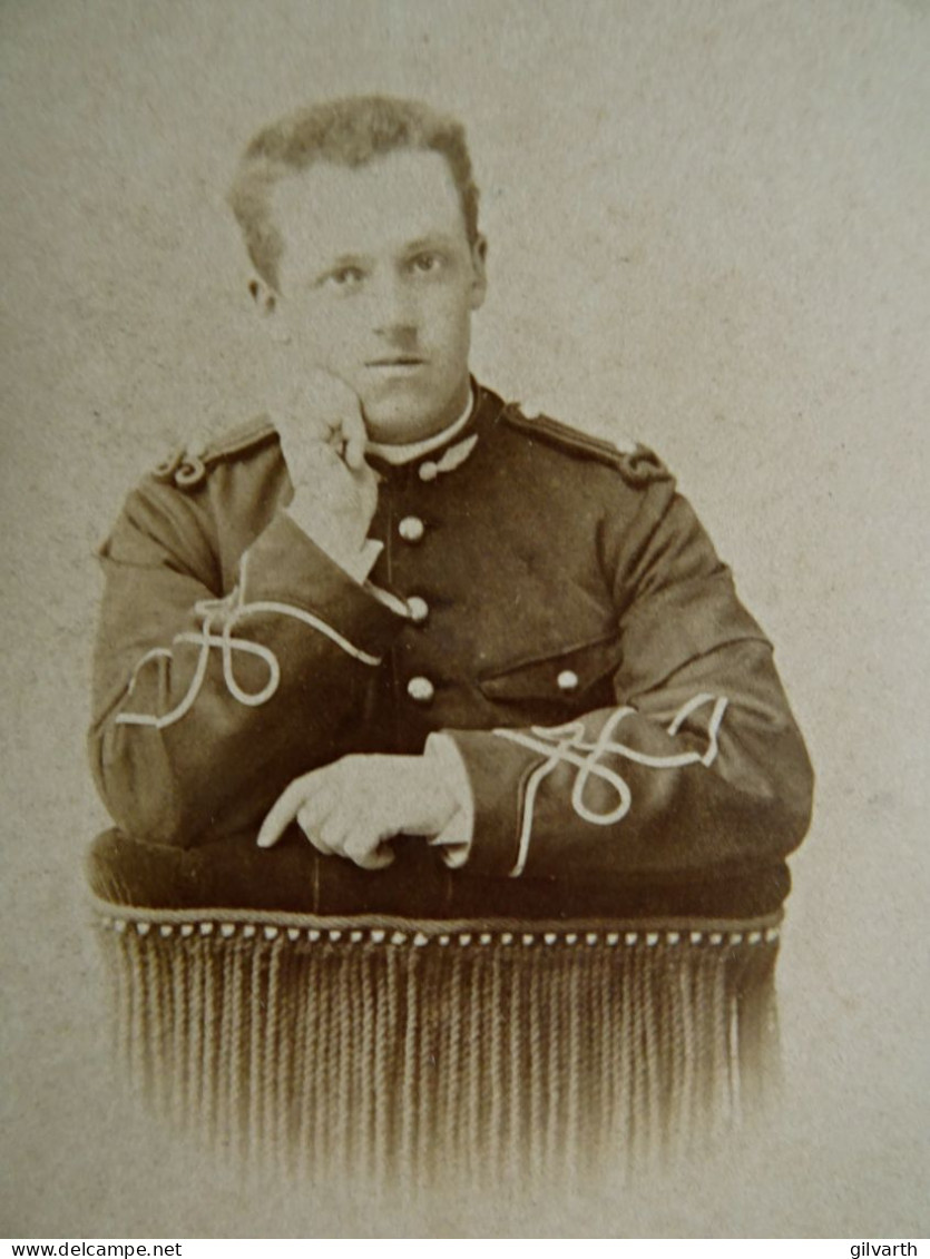 Photo CDV Coué à Saumur  Portrait Militaire S/Lieutenant  Infanterie Ecole Cavalerie  Tenue Modèle 1882  - L679A - Anciennes (Av. 1900)