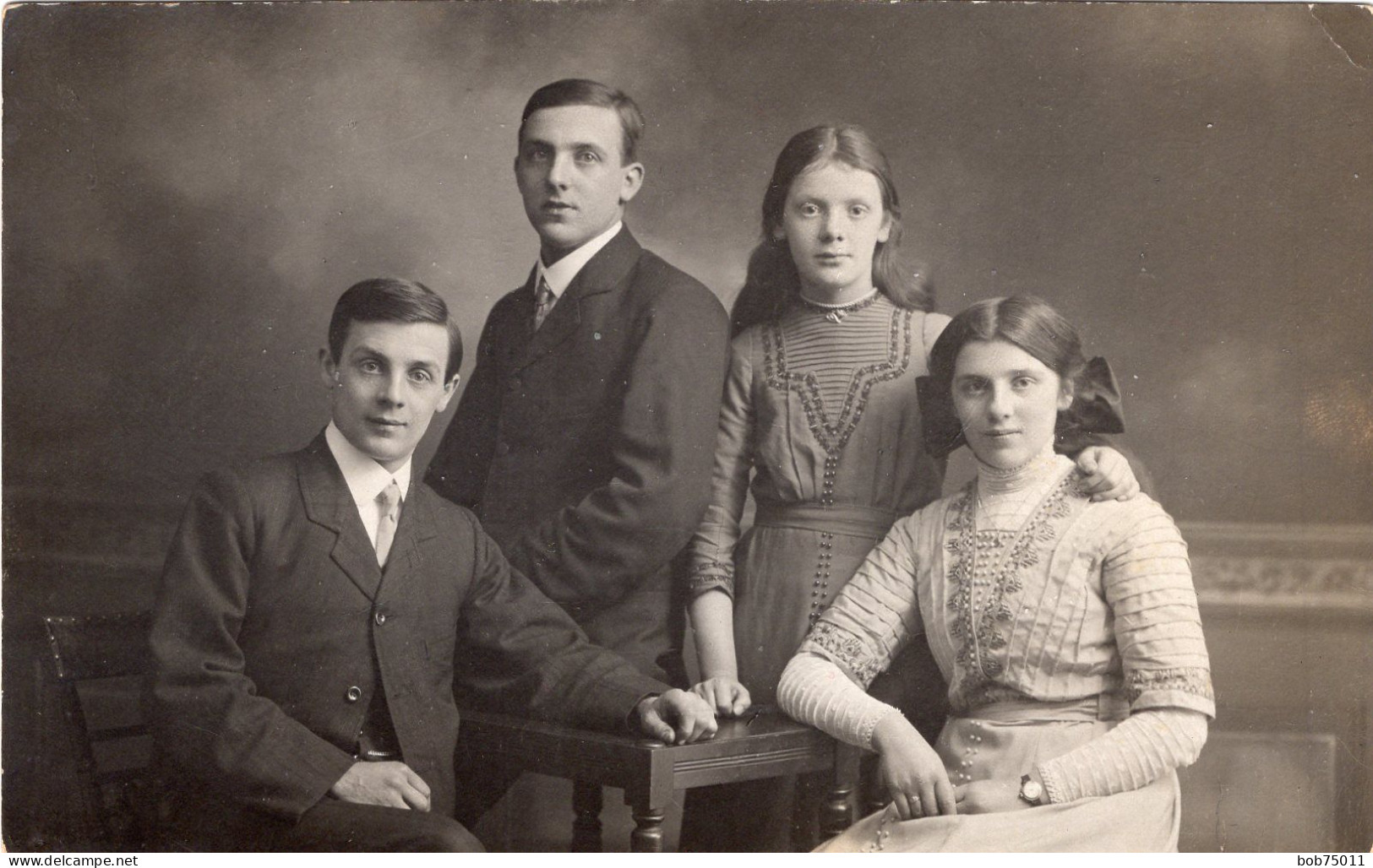 Carte Photo De Deux Jeune Fille élégante Avec Deux Jeune Garcon Posant Dans Un Studio Photo - Identified Persons