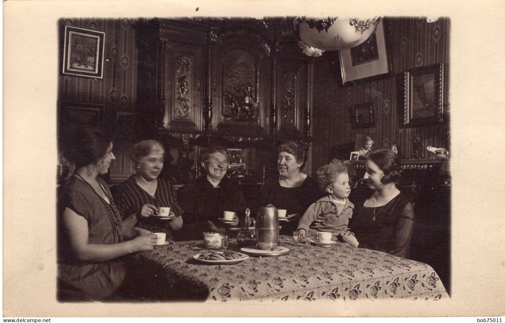 Carte Photo De Femme élégante Prenant Le Café Dans Leurs Maison - Personnes Identifiées