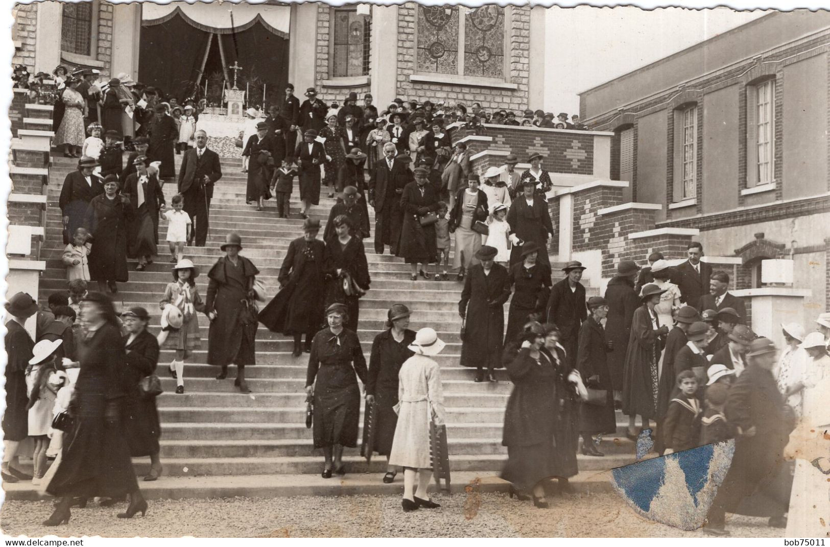 Carte Photo De Femmes élégante Avec Des Enfant Et Des Hommes  Sortant D'une église Aprés La Messe Vers 1930 - Geïdentificeerde Personen