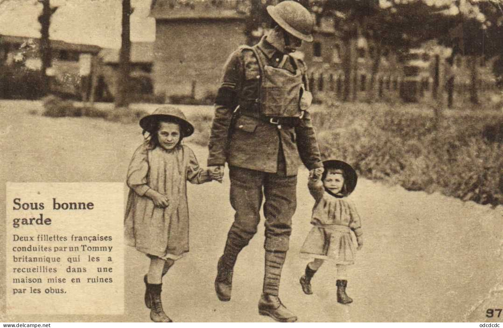 Sois Bonne Garde Deux Filletes Françaises Conduites Par Un Tommy Britannique Qui Les A Recueillies Dans Une Maison  RV - Patriotiques