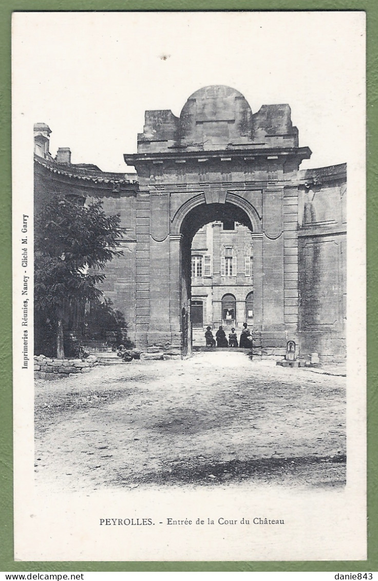 CPA  - BOUCHES DU RHONE - PEYROLLES - ENTRÉE DE LA COUR DU CHATEAU - Petite Animation - Peyrolles