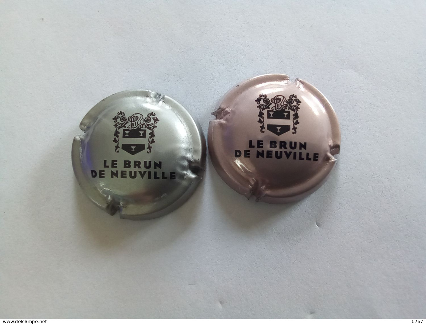 Lot De 2 Capsules Muselets Champagne Le Brun De Neuville Différentes  ( Bazarcollect28 ) - Andere & Zonder Classificatie