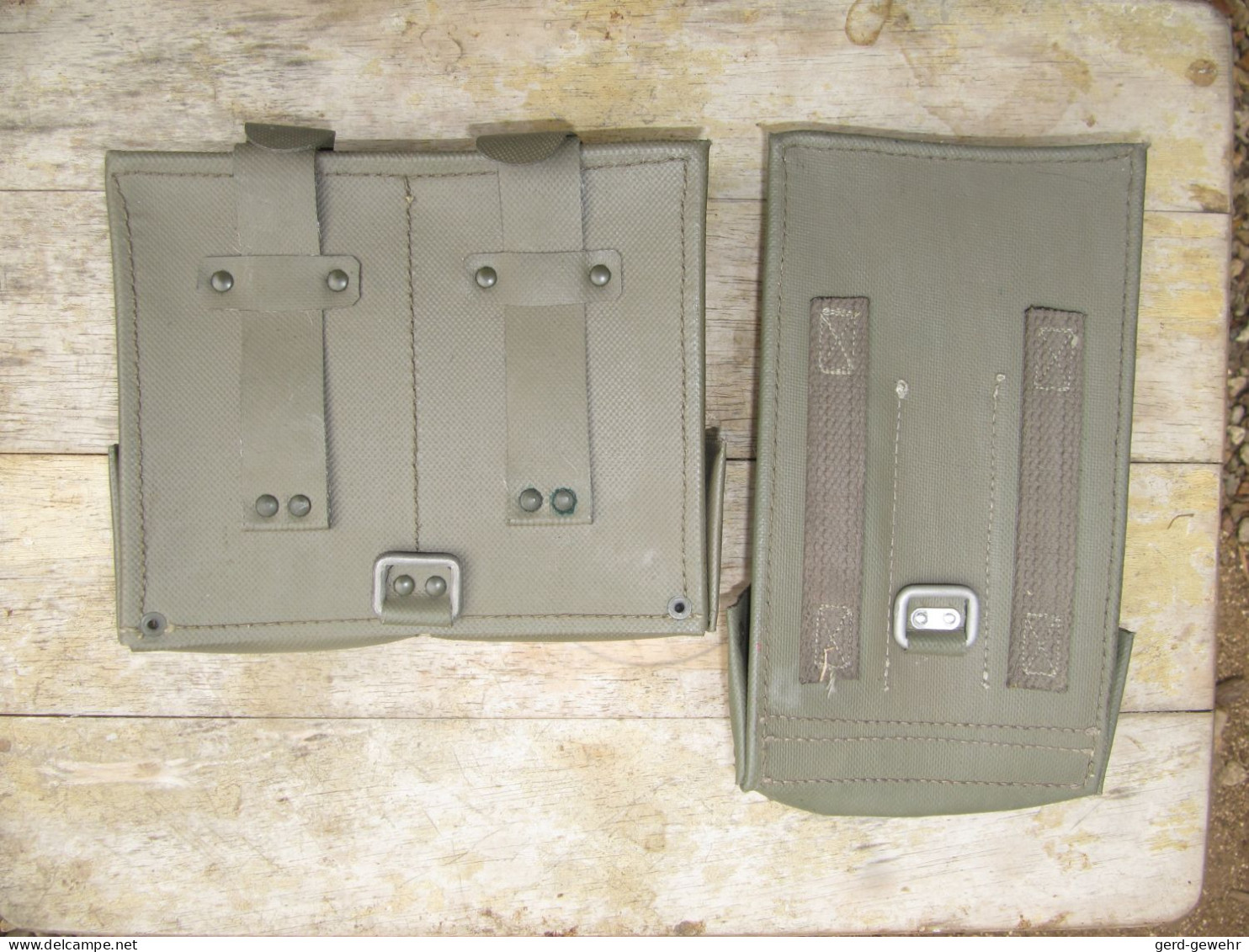 Deux Pochettes Pour Chargeurs Et Cartouches - Decorative Weapons