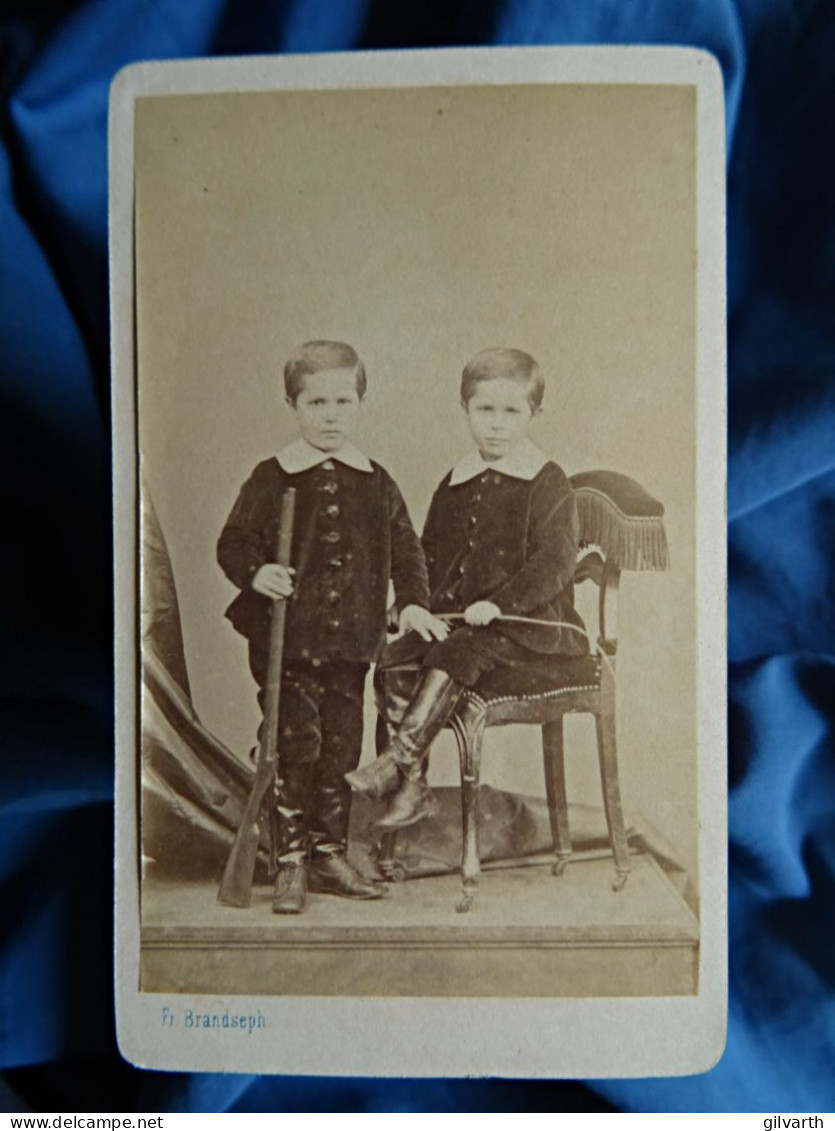 Photo Cdv F. Brandseph, Stuttgart - Ernest Et Jean Lacombe De La Tour, Jumeau, Fusil Jouet, Ca 1870 L679 - Alte (vor 1900)