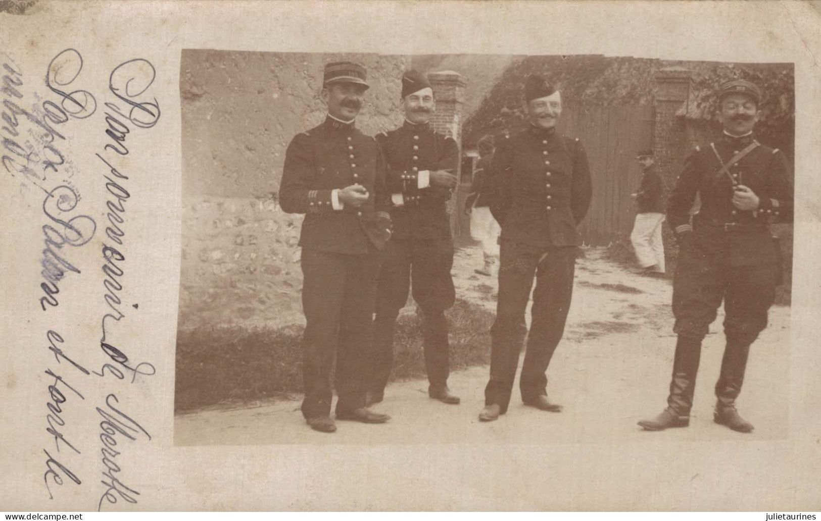 CARTE PHOTO GROUPE DE MILITAIRE UN BONJOUR DE MEROLLE CPA BON ETAT - Regiments