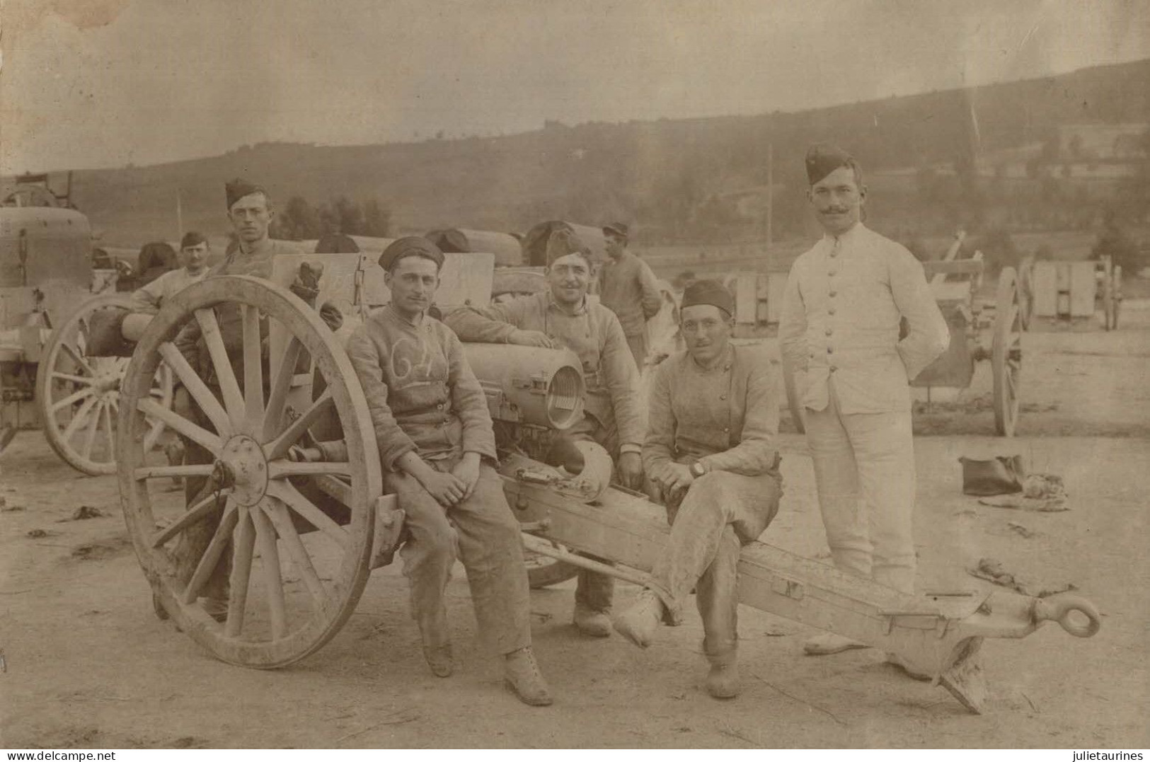 CARTE PHOTO GROUPE DE MILITAIRE ARTILLEURS CPA BON ETAT - Regiments