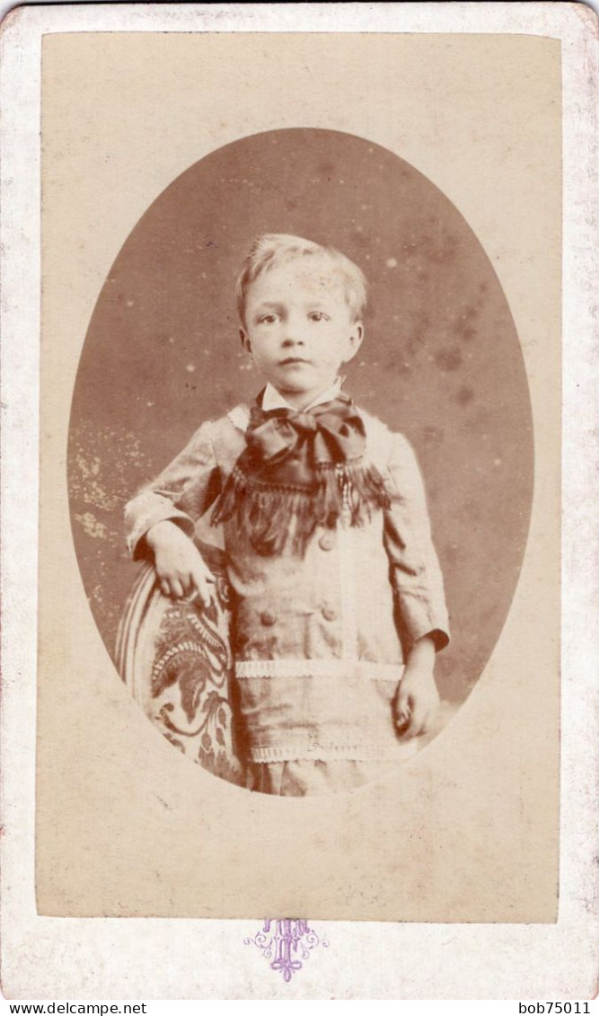 Photo CDV D'un Jeune Garcon élégant Posant Dans Un Studio Photo A Clermont-Ferrand En 1880 - Antiche (ante 1900)