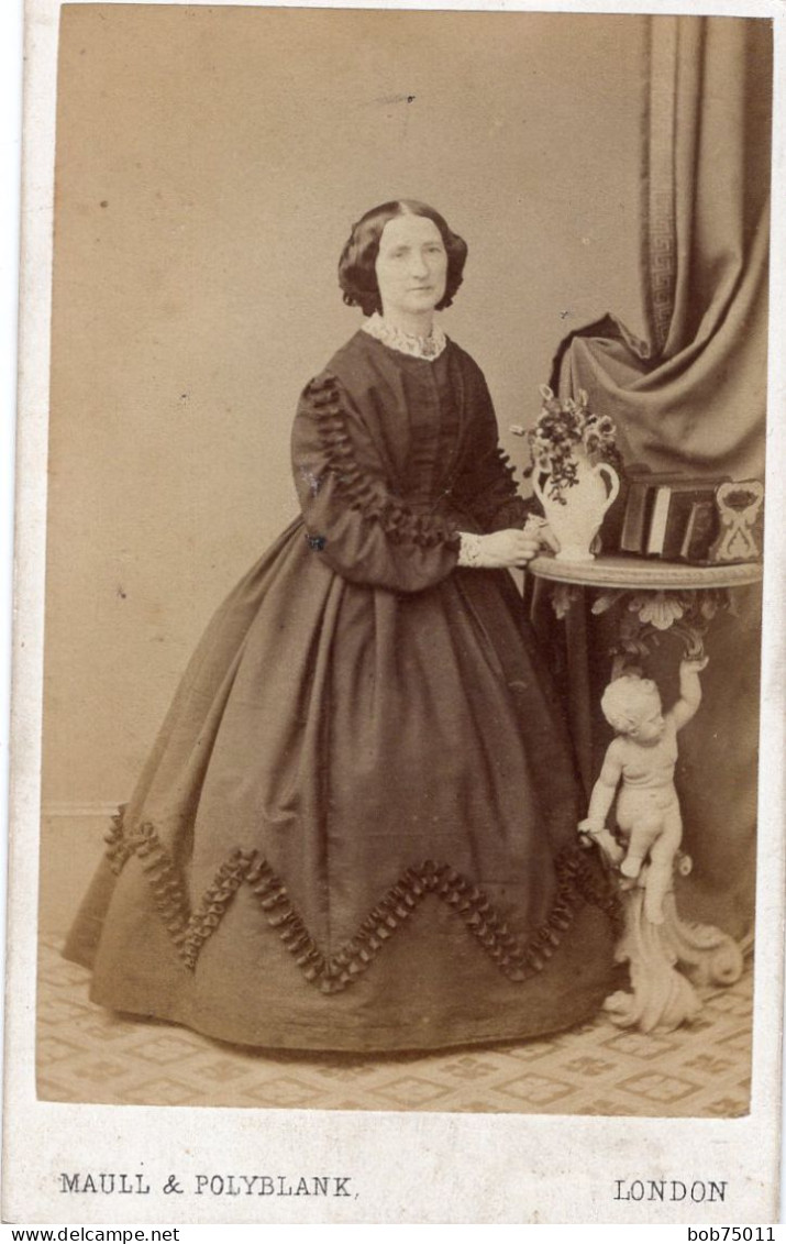 Photo CDV D'une Femme élégante Posant Dans Un Studio Photo A Londre  Avant 1900 - Antiche (ante 1900)