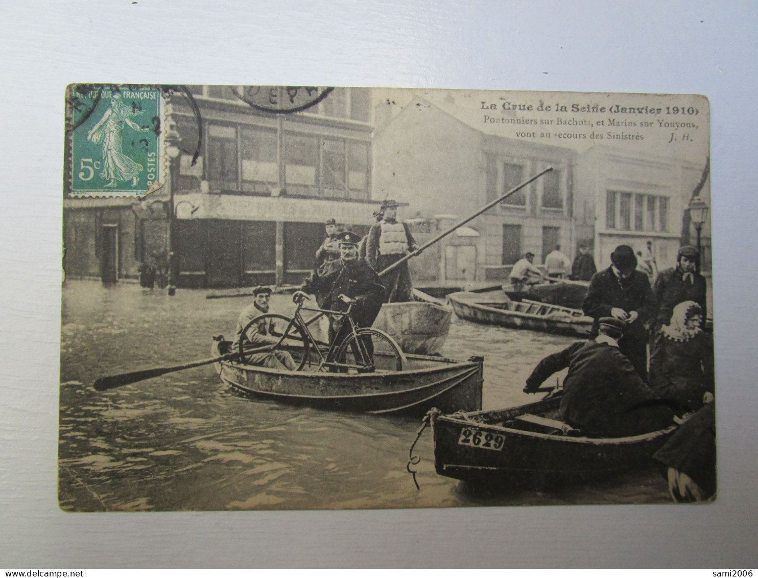 75 PARIS LA CRUE DE LA SEINE  INONDATIONS DE 1910 PONTONNIERS SUR BACHOTS ET MARINS SUR YOUYOIUS SECOURS SINISTRES - Alluvioni Del 1910