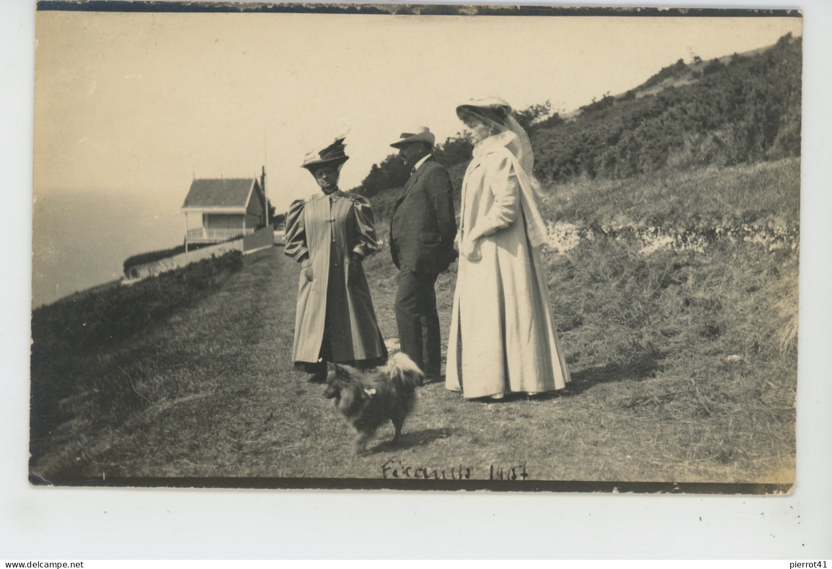 FÉCAMP - Belle Carte Photo Touristes élégants Posant Avec Chien Sur Les Hauteurs De Fécamp En 1907 - Fécamp