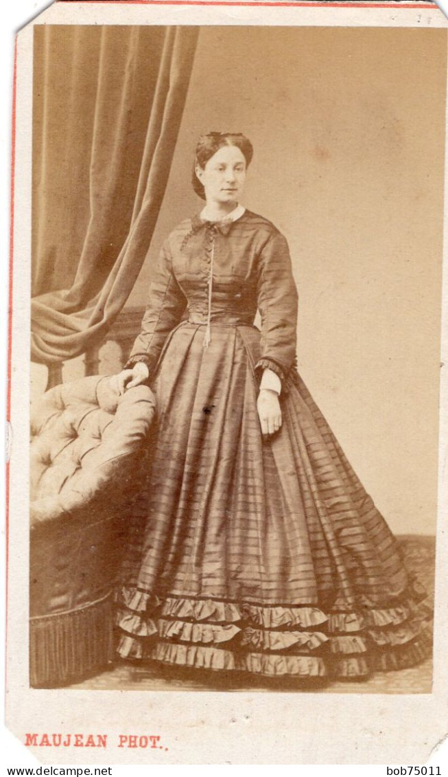 Photo CDV D'une Femme élégante Posant Dans Un Studio Photo A Paris Avant 1900 - Antiche (ante 1900)