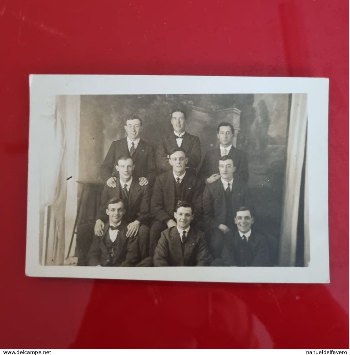 PH - Ph Original - Photo De Groupe De Neuf Jeunes Hommes En Costumes Et Smokings - Anonyme Personen