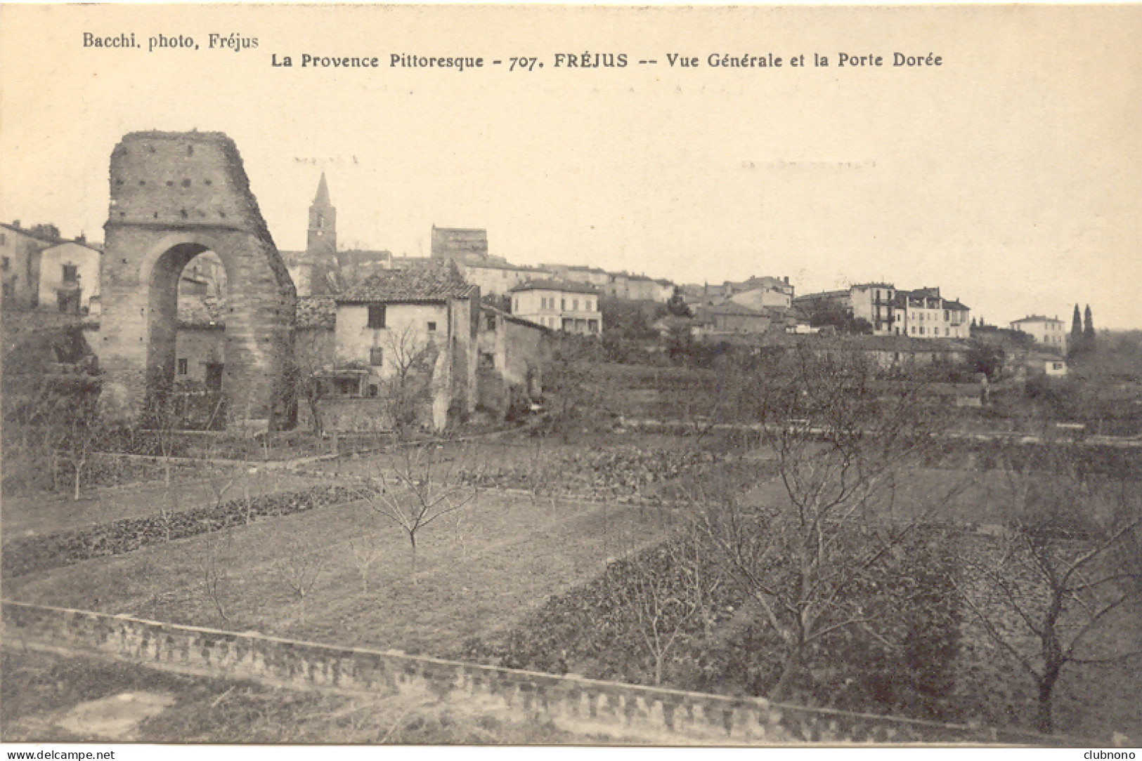 CPA - FREJUS - VUE GENERALE ET LA PORTE DOREE - Frejus