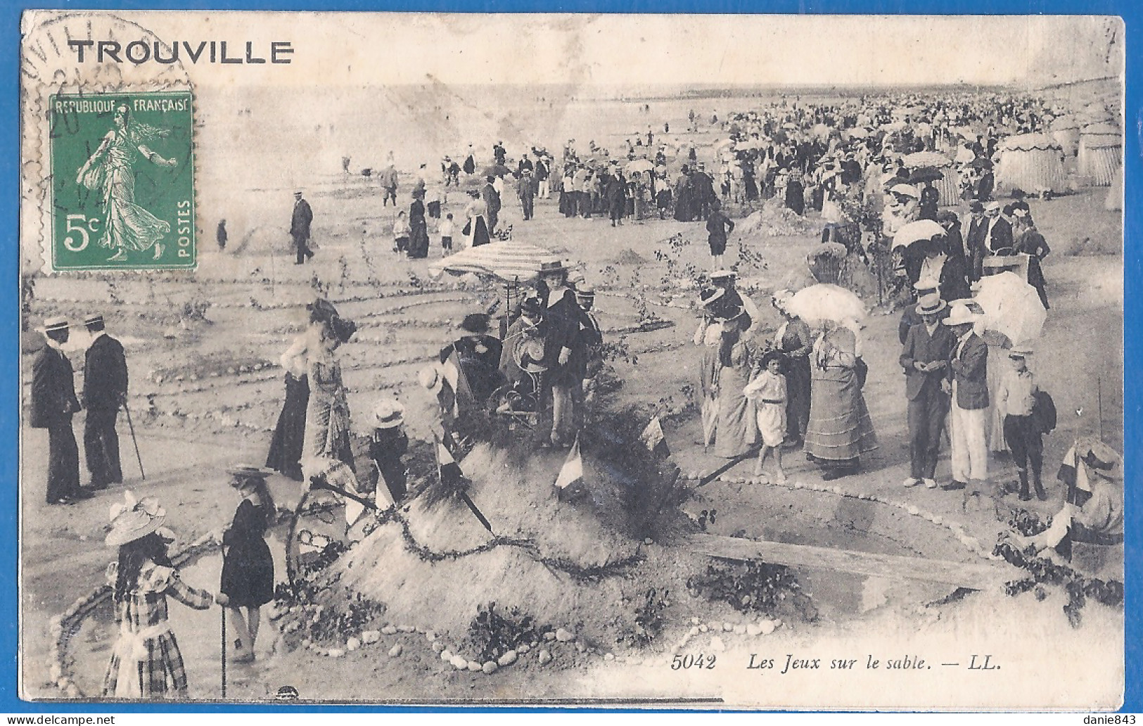 CPA  - CALVADOS - TROUVILLE - LES JEUX SUR LE SABLE - Grosse Animation - Trouville