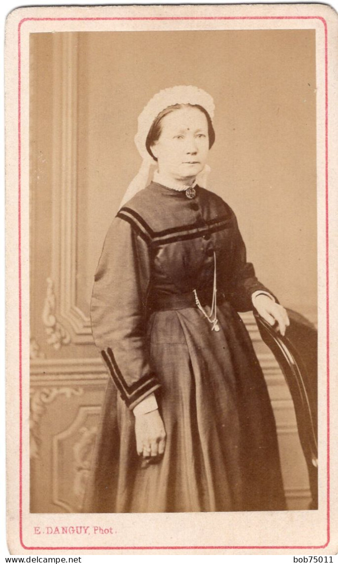 Photo CDV D'une Femme élégante Posant Dans Un Studio Photo A PARIS - Anciennes (Av. 1900)
