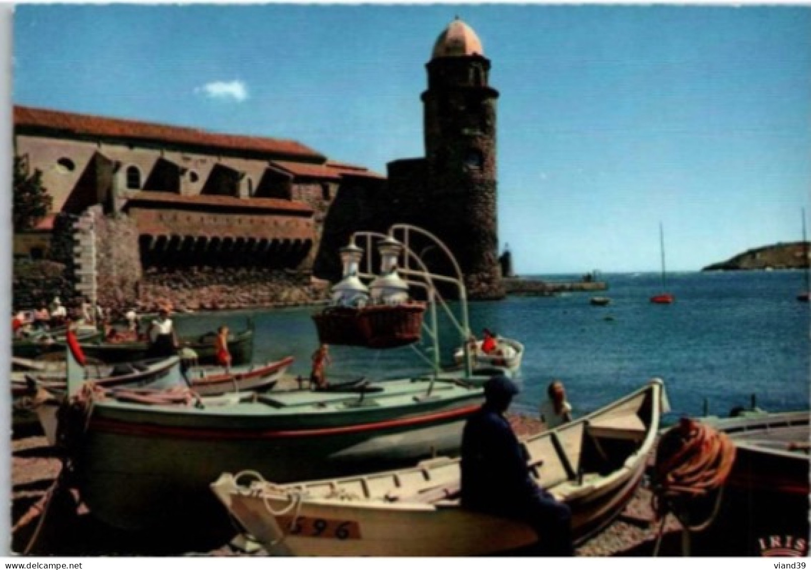 COLLIOURE. -  L'église St Vincent. Et Les Bateaux Pour La Pêche Au Lamparo.  .  -  Non Circulée - Collioure